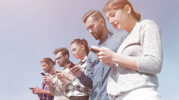 Young people using smartphones to search network — Stock Photo, Image