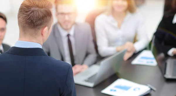 Wazig beeld van business team aan een bureau — Stockfoto