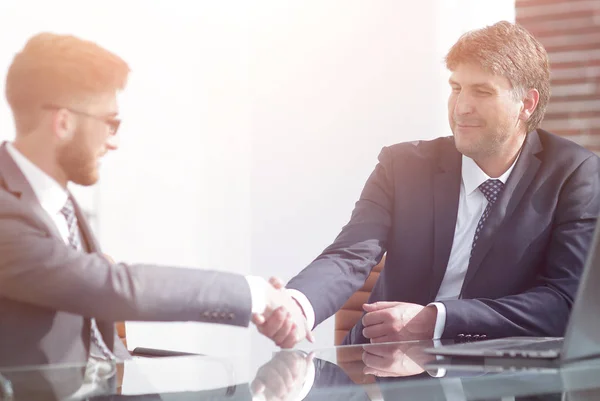 Dos colegas de negocios estrechando la mano durante la reunión —  Fotos de Stock