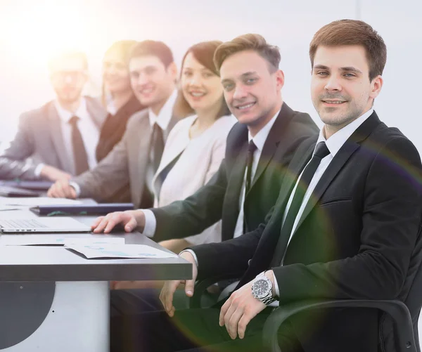 Gerente de projeto e equipe profissional de negócios sentados na mesa — Fotografia de Stock