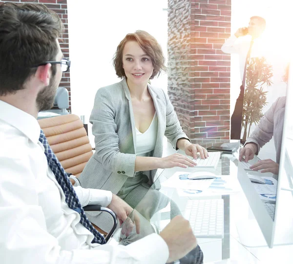 Geschäftsteam arbeitet mit Finanzdokumenten — Stockfoto