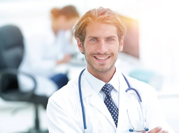 Guapo médico masculino sonriendo con los brazos cruzados en el retrato del pecho — Foto de Stock