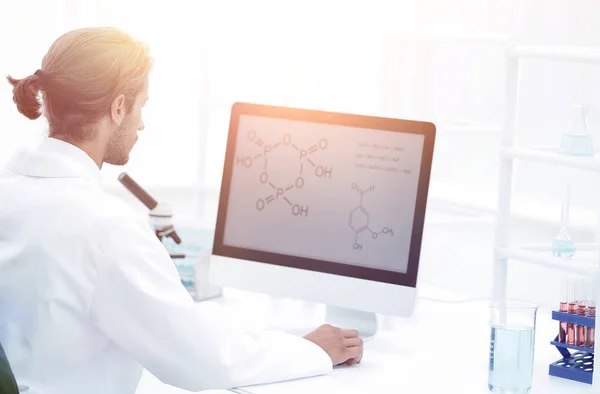 Research scientist using computer chemistry laboratory — Stock Photo, Image