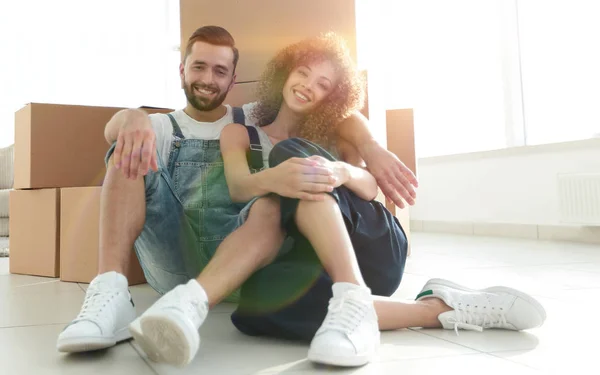 Έννοια της μετάβασης σε ένα νέο διαμέρισμα. Ευτυχισμένο ζευγάρι — Φωτογραφία Αρχείου