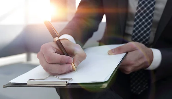 O empresário assina um contrato. Segurando a caneta na mão . — Fotografia de Stock