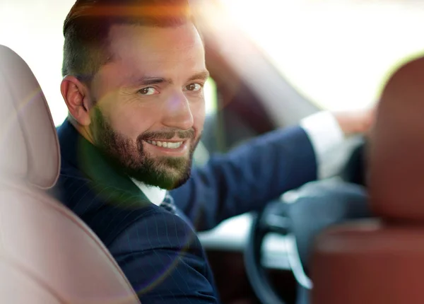 Primo piano di un uomo d'affari seduto al volante di un'auto — Foto Stock