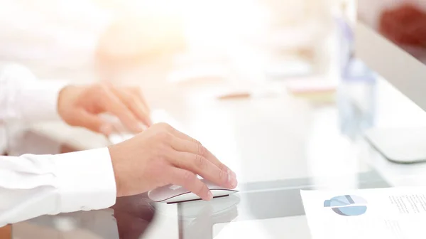 Hände, die Text auf der Computertastatur tippen. Verschwommenes Geschäftsmodell — Stockfoto