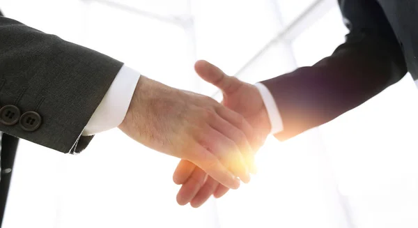 Dois homens de negócios vão fazer aperto de mão — Fotografia de Stock