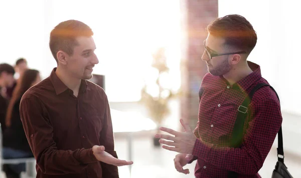 Two colleagues talking in office — Stock Photo, Image