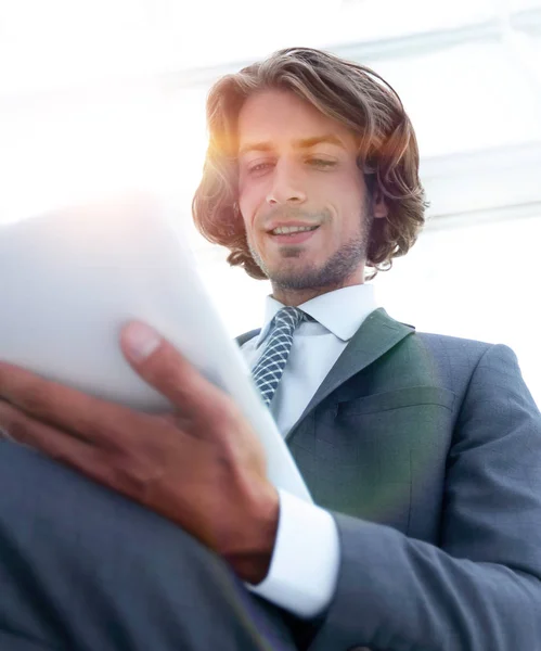 Close up .businessman trabalhando no tablet . — Fotografia de Stock