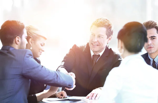 Due partner commerciali che si stringono la mano sulla riunione — Foto Stock