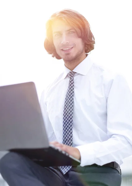 Closeup.modern homens de negócios que trabalham com laptop — Fotografia de Stock