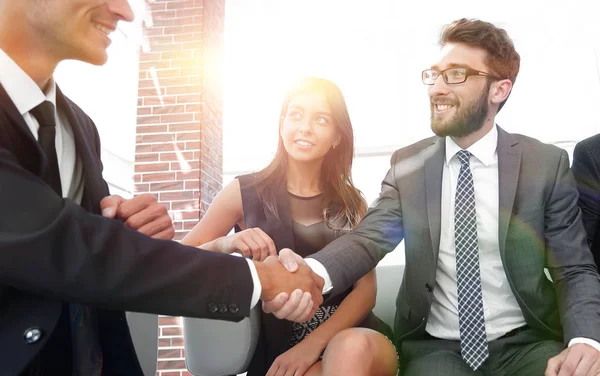 Handslag Manager och klienten vid ett möte i den office lobb — Stockfoto