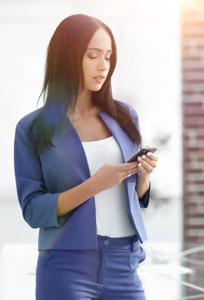 Bizneswoman wysyłanie wiadomości ze smartfonem — Zdjęcie stockowe