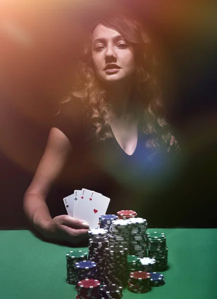 Krásná žena s kartami poker — Stock fotografie