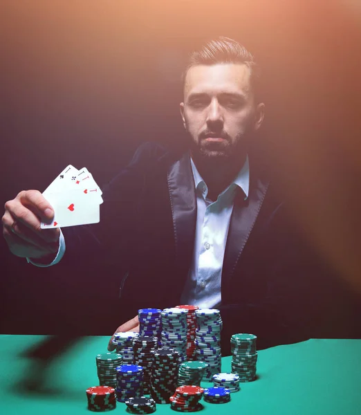 Happy poker player winning and holding a pair of aces — Stock Photo, Image