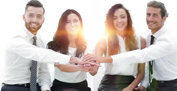Tim bisnis yang sukses dengan tangan menggenggam bersama-sama — Stok Foto