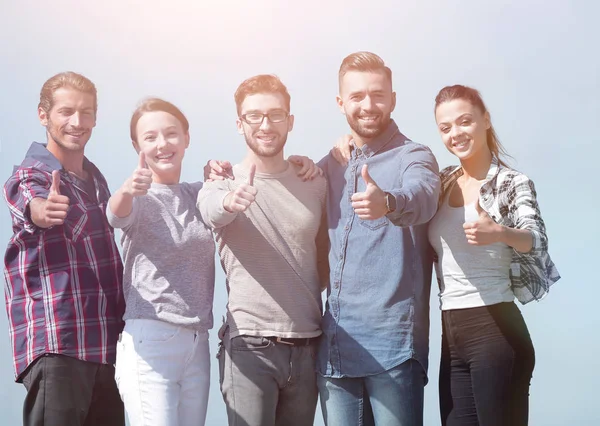 başparmak gösterilmesini gençlerin grup gülümseyen.