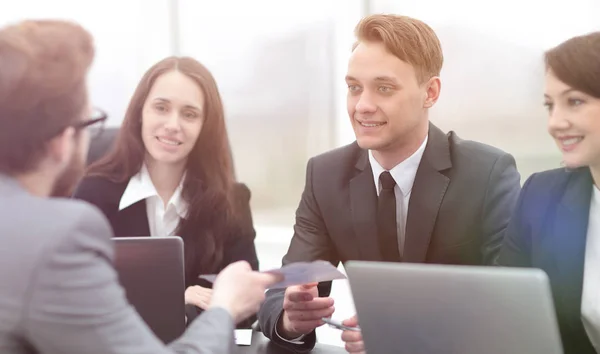 Equipo de negocios realiza un taller — Foto de Stock