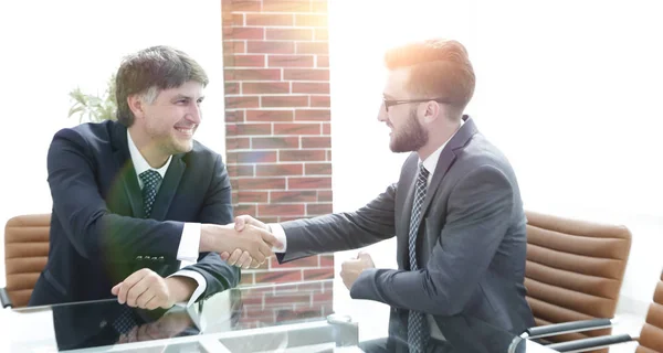 Бізнес-партнери тремтять руками після обговорення контракту — стокове фото