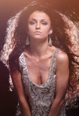 güzel dans eden kız portresi. siyah arka plan