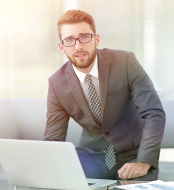 Masasında oturan modern bir işadamı portresi.