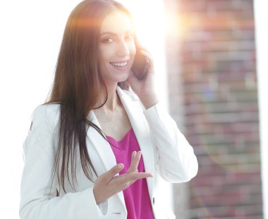 genç iş kadın smartphone üzerinde söz