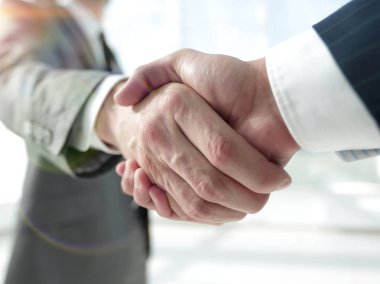 Çeşitli iş adamları el sıkışıyor..