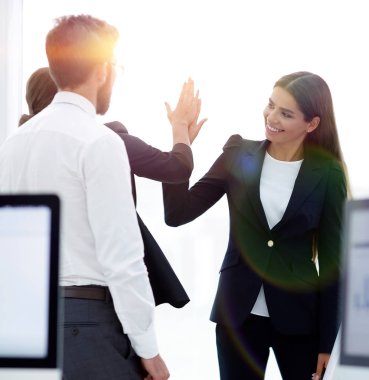 Birbirimizi beş yüksek veren çalışanlar.