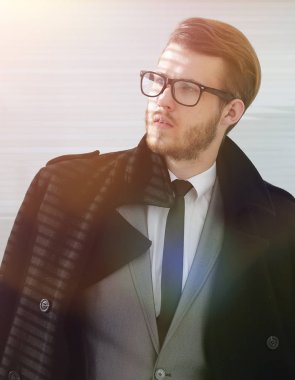 siyah ceket ciddi işadamı portresi