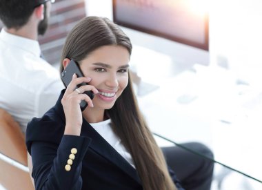 cep telefonunu konuşurken ciddi kadın çalışan