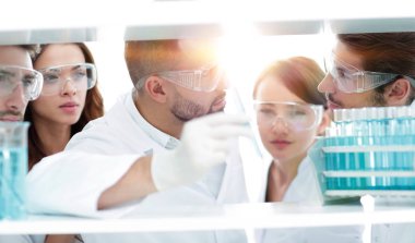 bir doktor-eczacı closeup ve laboratuvarda çalışan arkadaşları.