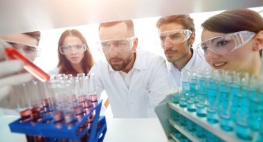 bilim adamları ve laboratuvarda çalışan Eczacılar grubu