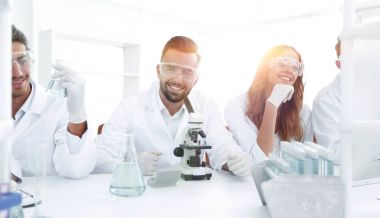 Arkaplan görüntüsü bir grup bilim adamı mikrobiyologdur..