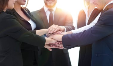 Dostu iş ekibi ile birlikte sıktı elleri.