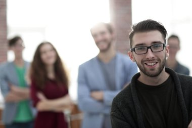 arka plan bulanık bir genç gazeteci portresi