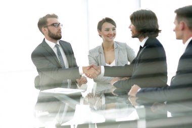 iş ortakları glass.handshake arkasından