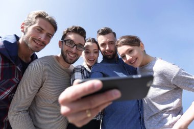 Bir grup genç selfie çekiyor..