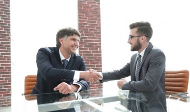 İş ortakları sözleşme tartıştıktan sonra el sallamak