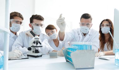 tıp doktorları laboratuarda test tüpleri ve mikroskop ile çalışıyoruz