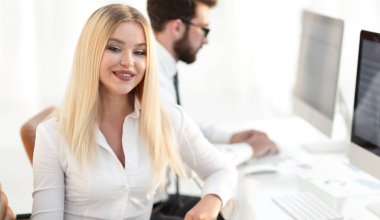 ofiste bir masada oturan kadın çalışan