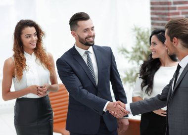 karşılıklı iş ortakları ofiste.