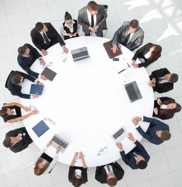 Yukardan manzara. Yuvarlak masa için iş ortakları toplantısı..