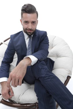 Kendine güvenen işadamı bir sandalyede oturuyor