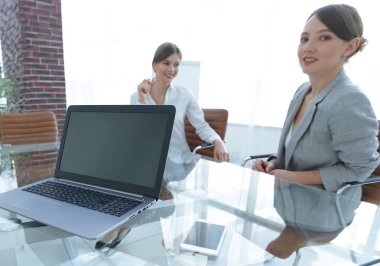 Bir iş adamının bilgisayarında bilgisayar ve akıllı telefon.