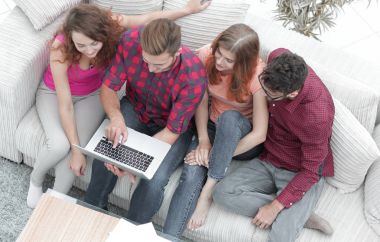 Dizüstü bilgisayarı olan bir grup arkadaş videoyu tartışıyorlar.