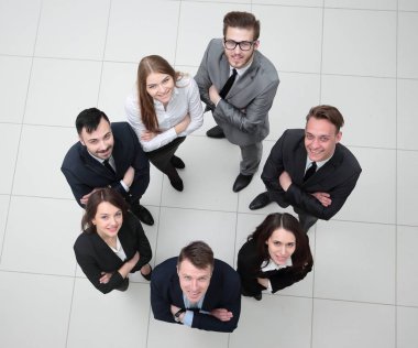 Yukarıdan bak. Genç ve gelecek vaat eden iş adamları