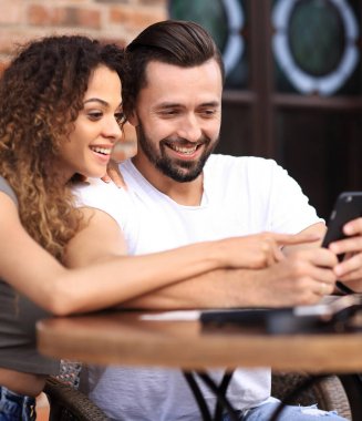 Güzel bir çift kahve içiyor, birlikte eğleniyorlar..