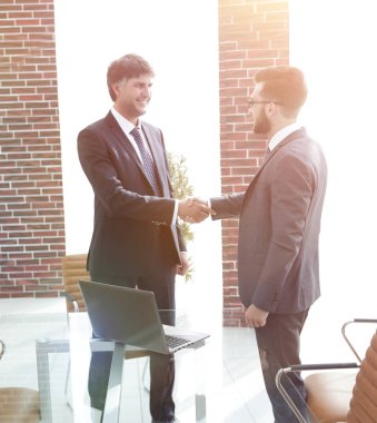 İşadamları tokalaşırken ofis binası