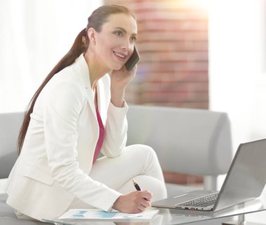 iş kadını bir mali ortağına konuşuyor